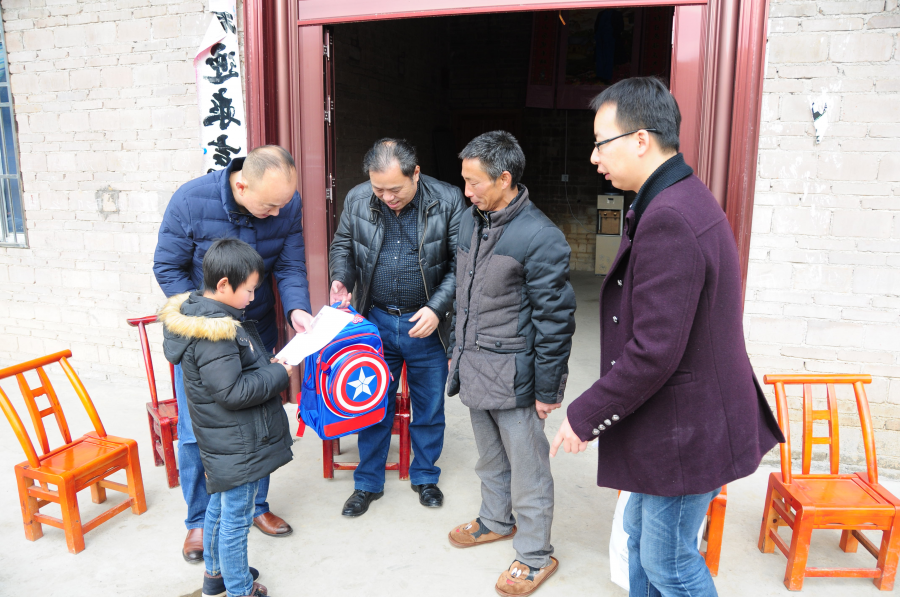 工作队为三宝村2组贫困户杜光运之子（杜南京）送去1500元救助金及慰问品